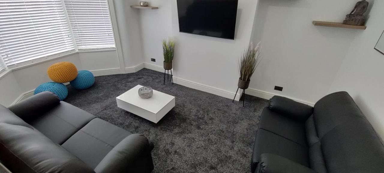 Media Manor - Fully Refurbished In 2022 - Large 6 Bedrooms, 3 Bathrooms Plus Media Games Room Блэкпул Экстерьер фото